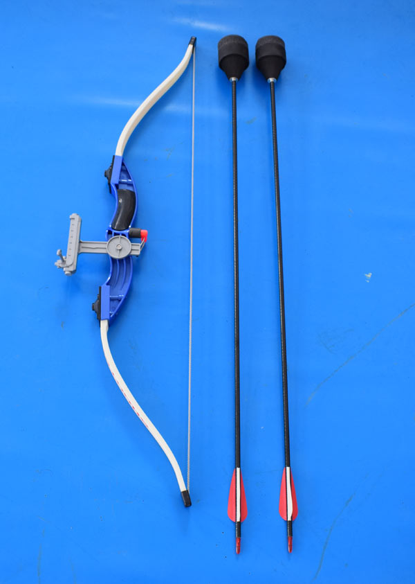 1 safety bow with 2 safety arrows
